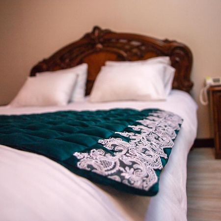 Budget Hotel Victoriya Tjoemen Buitenkant foto