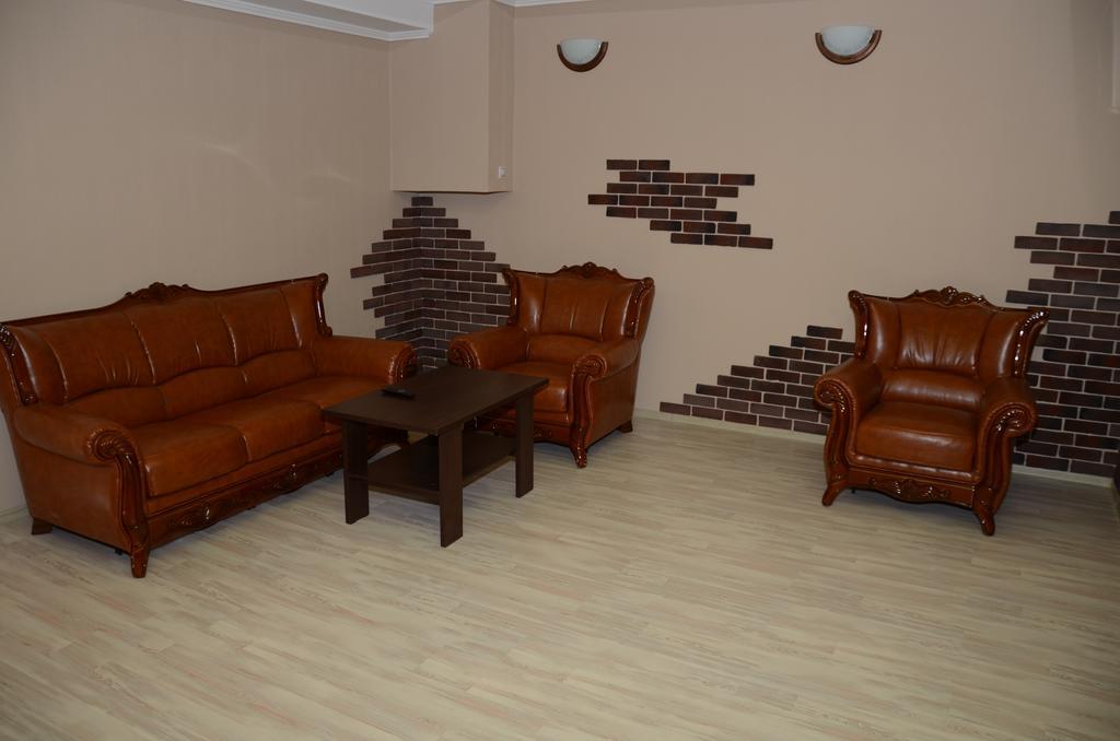 Budget Hotel Victoriya Tjoemen Buitenkant foto