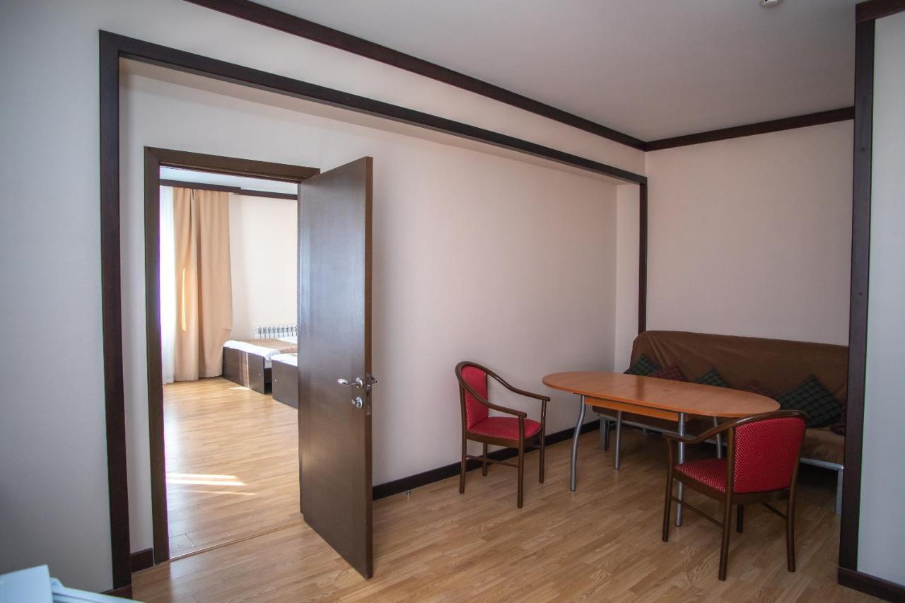 Budget Hotel Victoriya Tjoemen Buitenkant foto