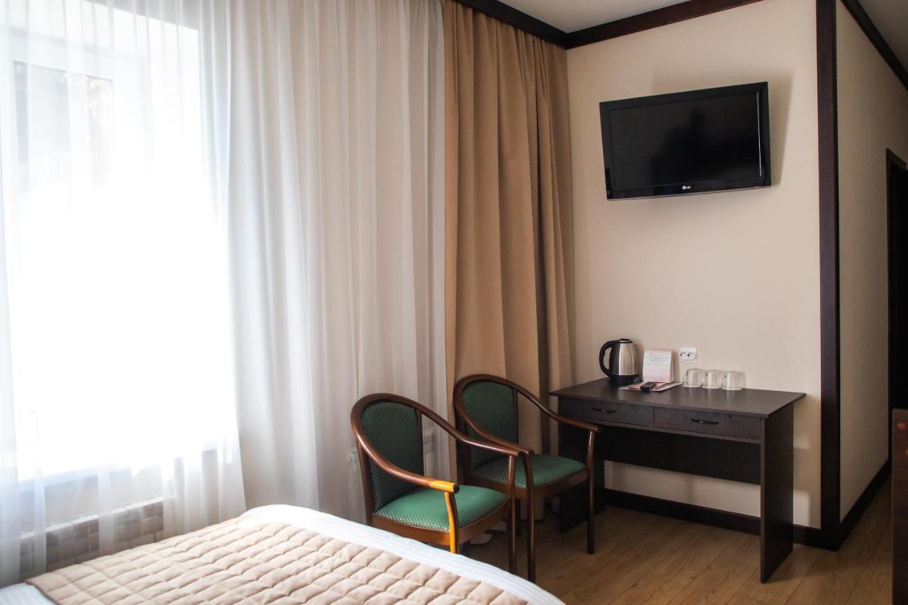 Budget Hotel Victoriya Tjoemen Buitenkant foto