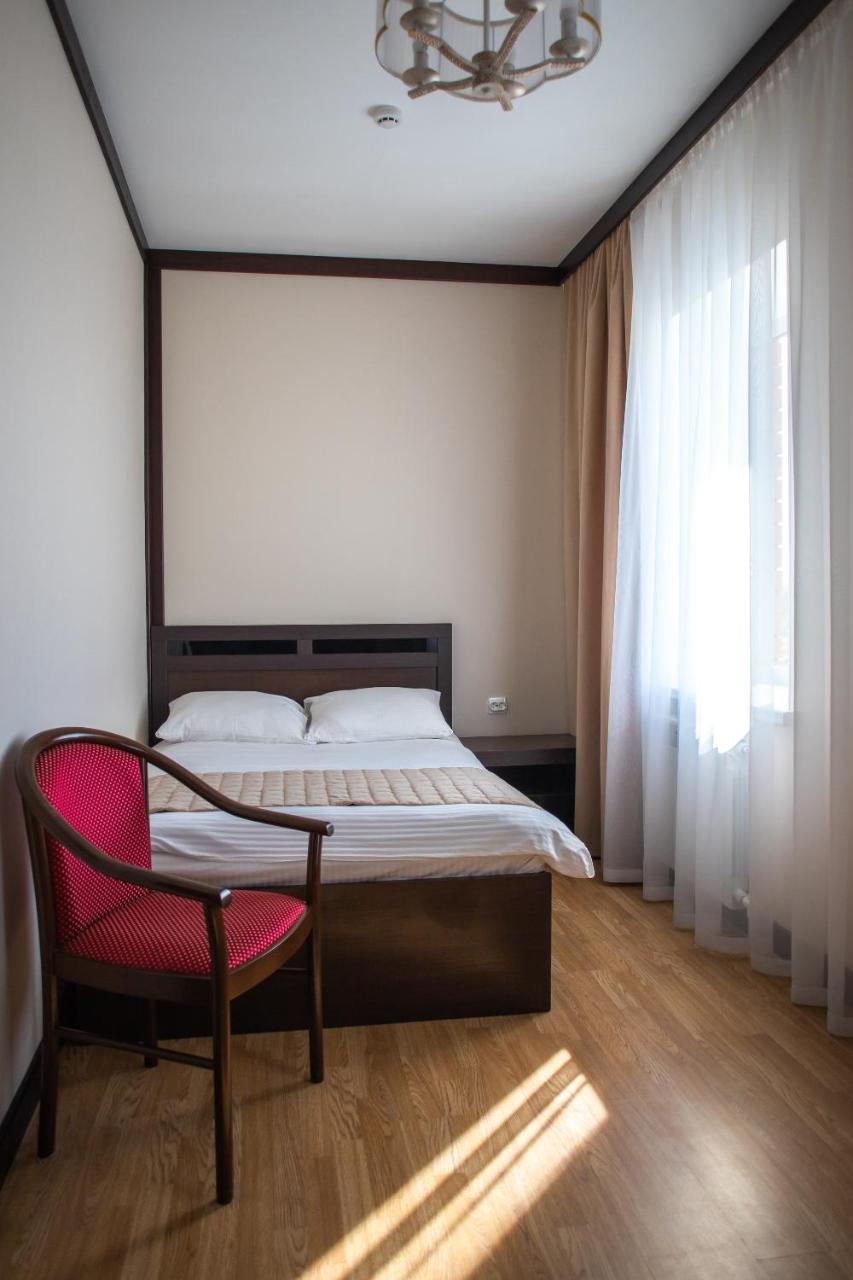 Budget Hotel Victoriya Tjoemen Buitenkant foto