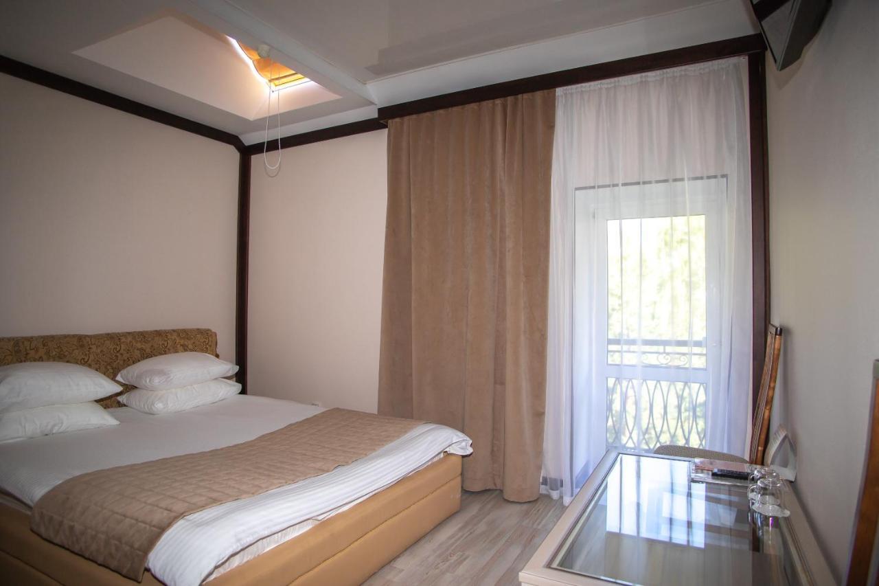 Budget Hotel Victoriya Tjoemen Buitenkant foto