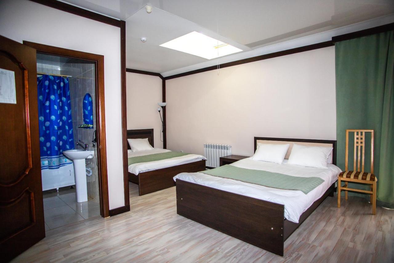 Budget Hotel Victoriya Tjoemen Buitenkant foto