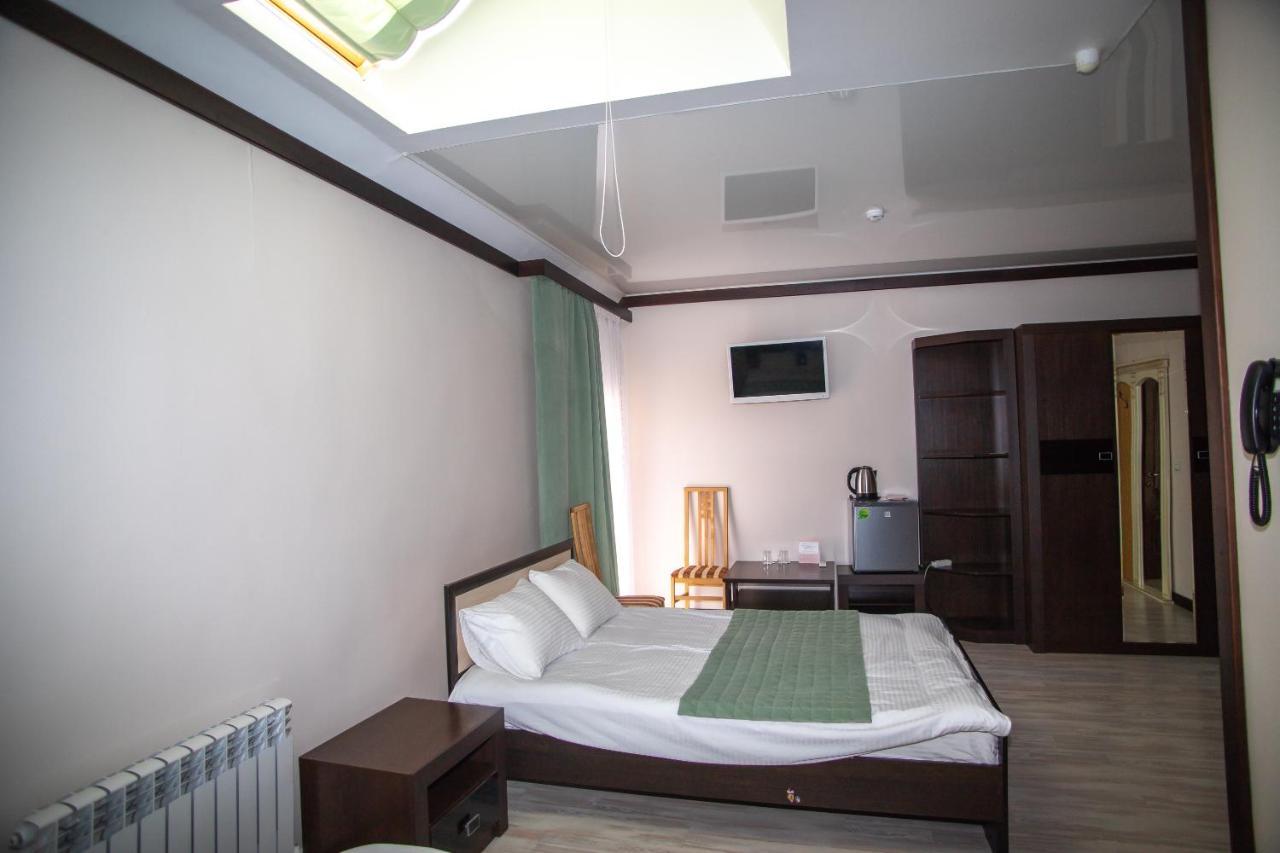 Budget Hotel Victoriya Tjoemen Buitenkant foto