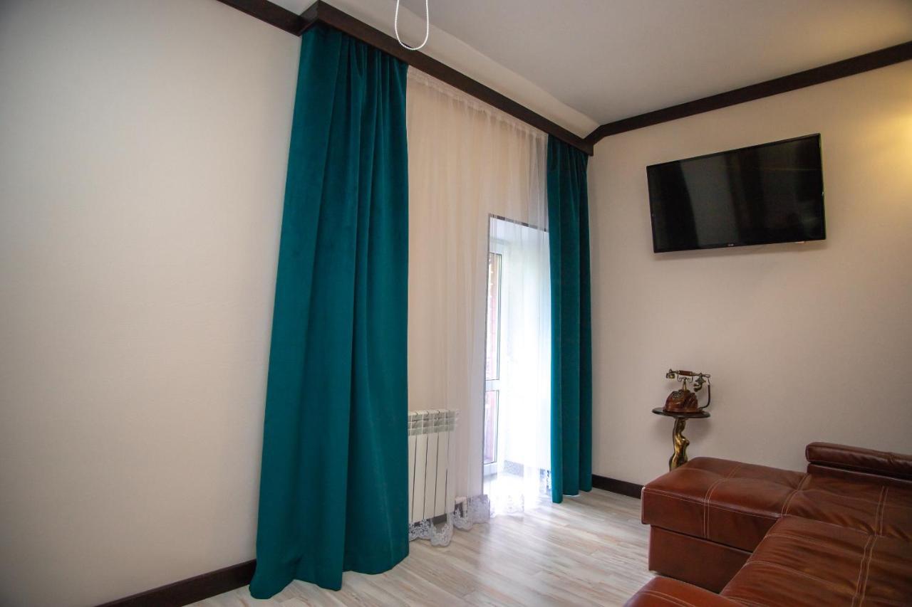 Budget Hotel Victoriya Tjoemen Buitenkant foto