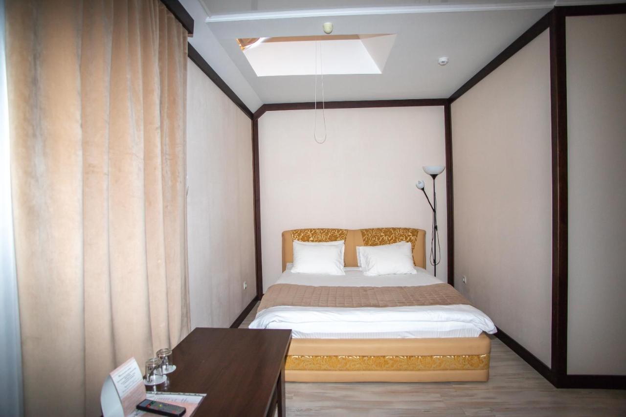 Budget Hotel Victoriya Tjoemen Buitenkant foto