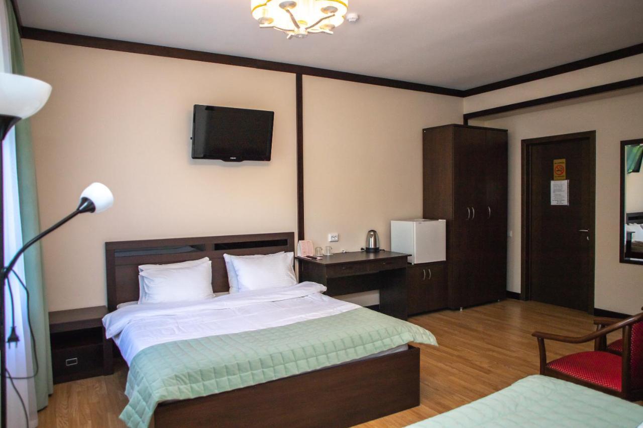 Budget Hotel Victoriya Tjoemen Buitenkant foto