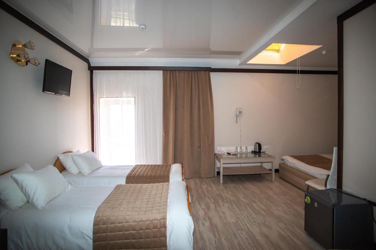 Budget Hotel Victoriya Tjoemen Buitenkant foto