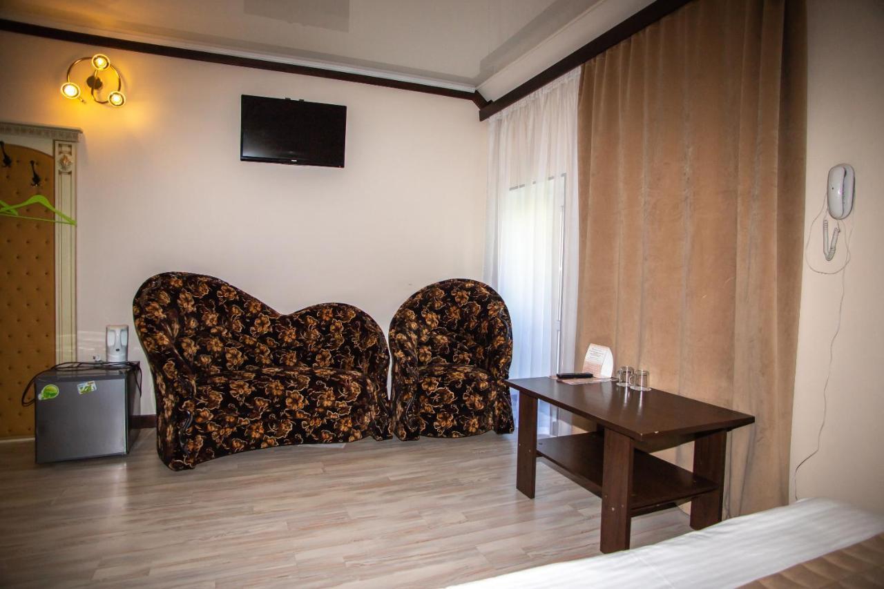 Budget Hotel Victoriya Tjoemen Buitenkant foto