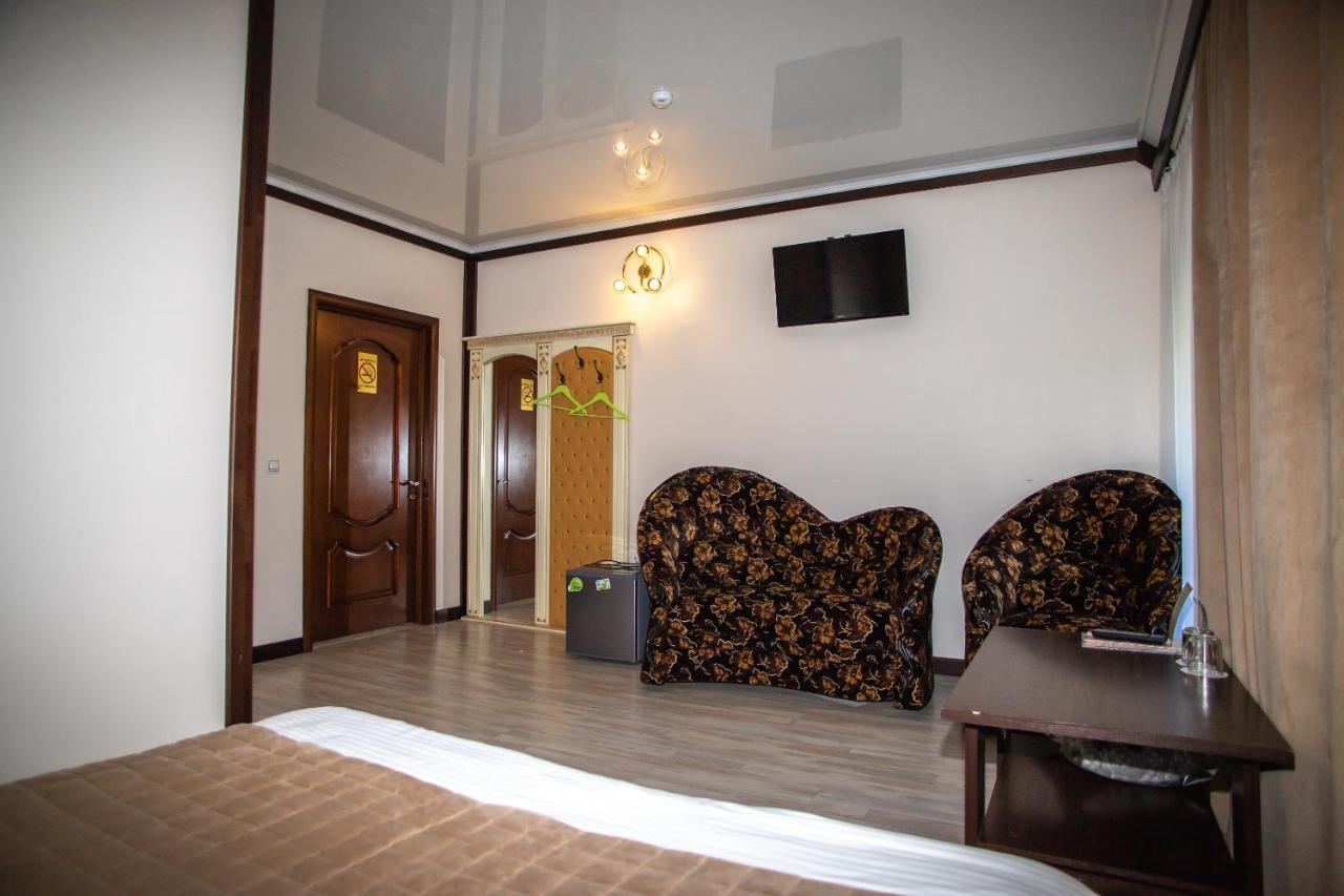 Budget Hotel Victoriya Tjoemen Buitenkant foto