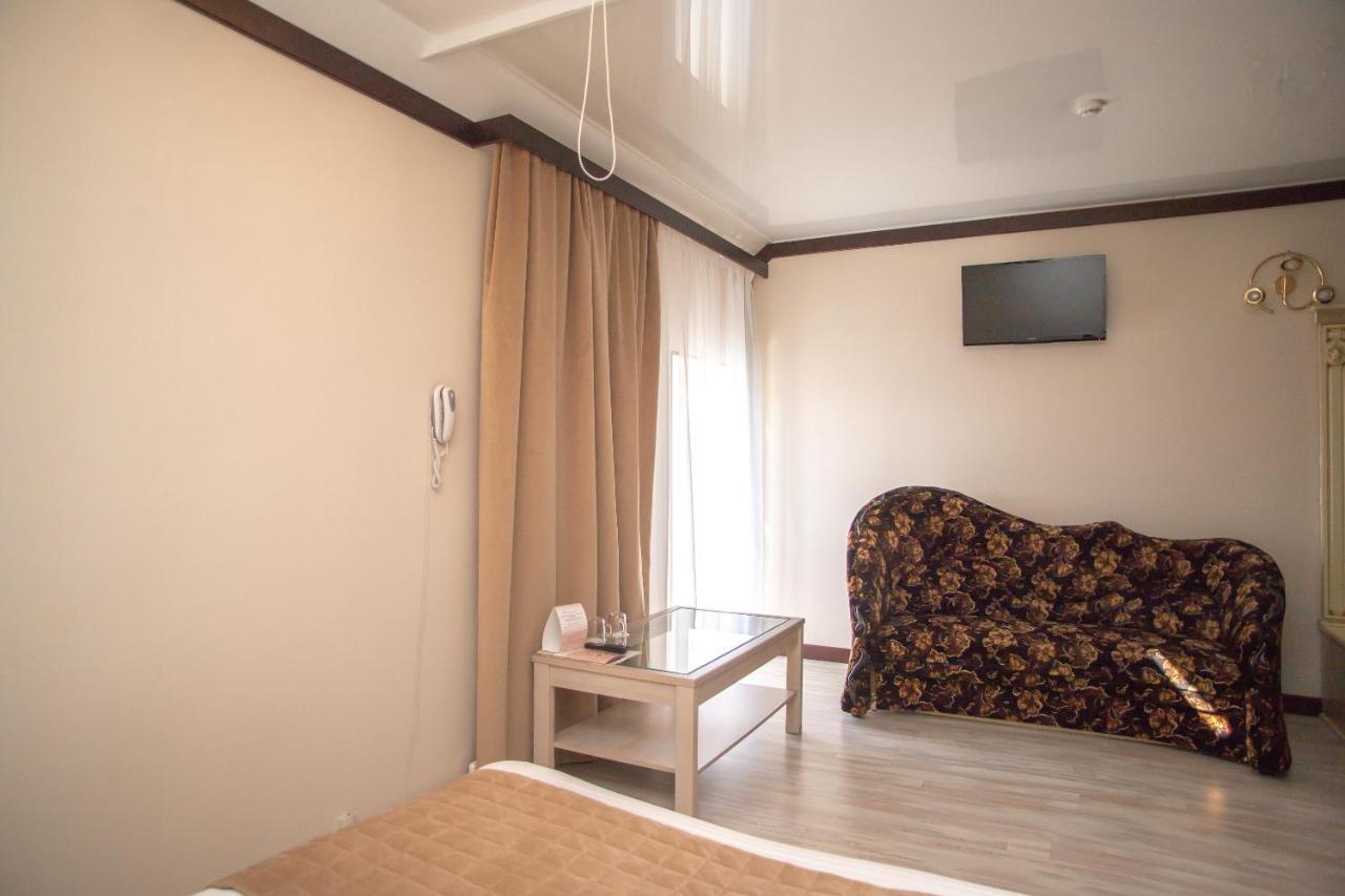 Budget Hotel Victoriya Tjoemen Buitenkant foto